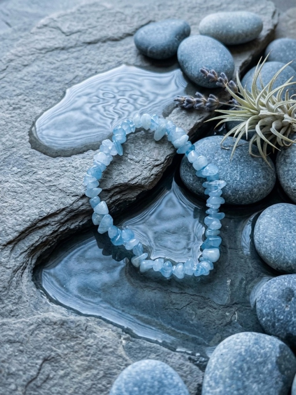 Hand Crafted Aquamarine Light Blue Agate Chip Stone Stretch Bracelet - Picture 1 of 1